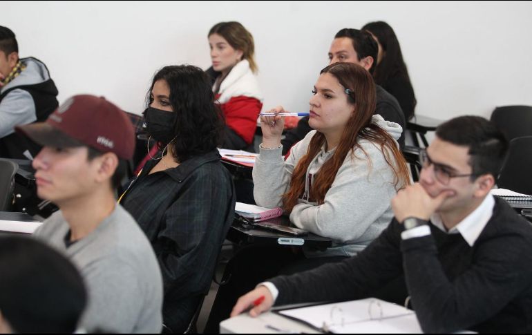 Los profesionales mejor pagados son los que cuentan con una especialidad médica, quienes ganan 35 mil pesos en promedio. EL INFORMADOR/ARCHIVO