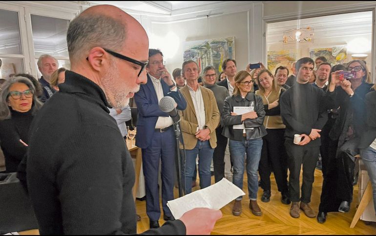 Frente al micrófono, el artista plástico habla durante la presentación de su muestra “Rondes Paris”. CORTESÍA