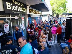 Adultos mayores llegan desde la madrugada a formarse para sacar su dinero; en esta ocasión llegará más de lo habitual debido a la veda electoral. EL INFORMADOR/A. Navarro