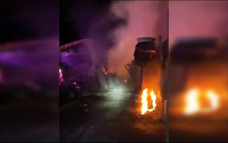 Con vida fueron ubicados el chofer y tres pasajeros del autobús de la línea Norte de Sinaloa que se impactó contra un tráiler. ESPECIAL / X