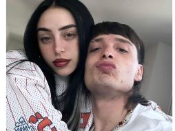 La pareja compartió su amor en sus redes sociales. X: @ElPesoPluma