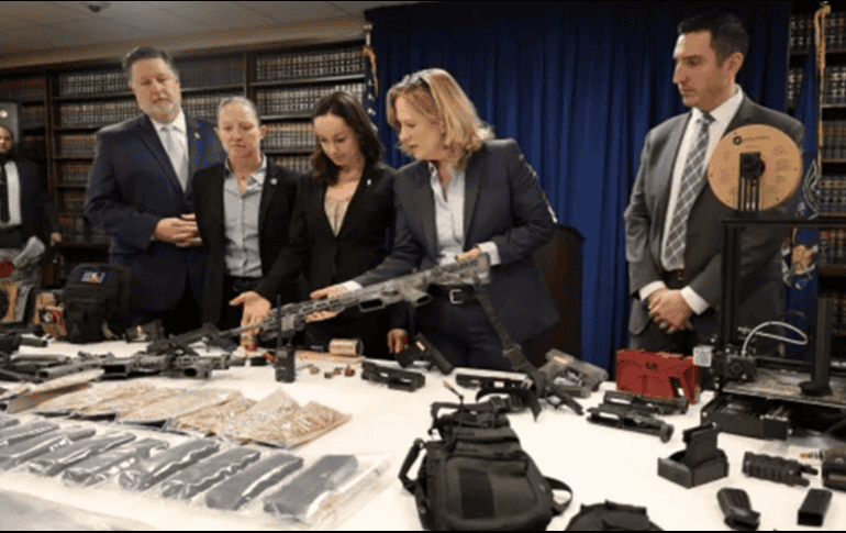 La cantidad del arsenal fue tal que los agentes evacuaron todo el edificio ubicado en la avenida 36. ESPECIAL/FISCALÍA DE QUEENS NY