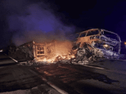 FGE externó que la identidad de las personas muertas en el lugar del accidente no es posible por las condiciones en que quedaron los cuerpos. ESPECIAL/X