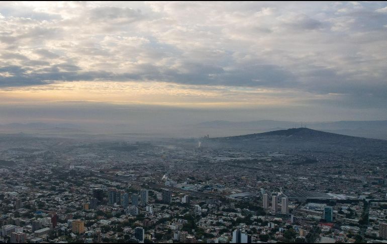 La Semadet recomendó a la población evitar hacer actividades y ejercicio al aire libre o dejar el uso del vehículo. EL INFORMADOR / A. NAVARRO