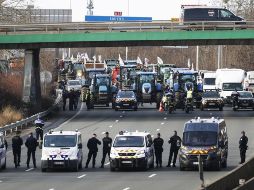 En total, el ministro del Interior, Gérald Darmanin, cifró en un centenar los puntos de bloqueo levantados en todo el país y en 10 mil  el número total de manifestantes. EFE/Y. Valat