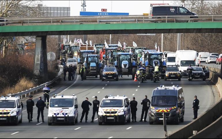En total, el ministro del Interior, Gérald Darmanin, cifró en un centenar los puntos de bloqueo levantados en todo el país y en 10 mil  el número total de manifestantes. EFE/Y. Valat