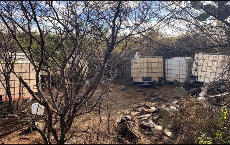 También aseguraron cuatro mangueras, un contenedor de mil litros al 80 por ciento de su capacidad, un contenedor de mil litros al 50 por ciento de su capacidad y un contenedor de mil litros. ESPECIAL/FGR