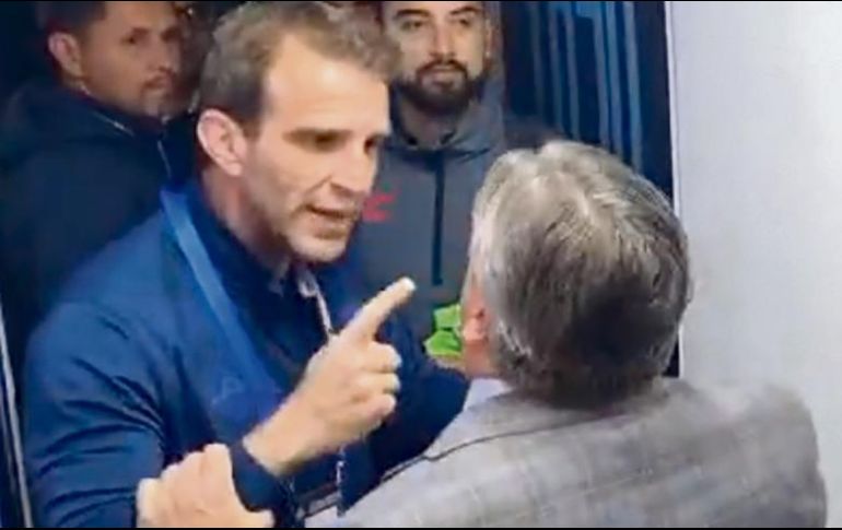 Alonso y Herrera discutieron por varios minutos antes de ser separados por elementos de seguridad. ESPECIAL