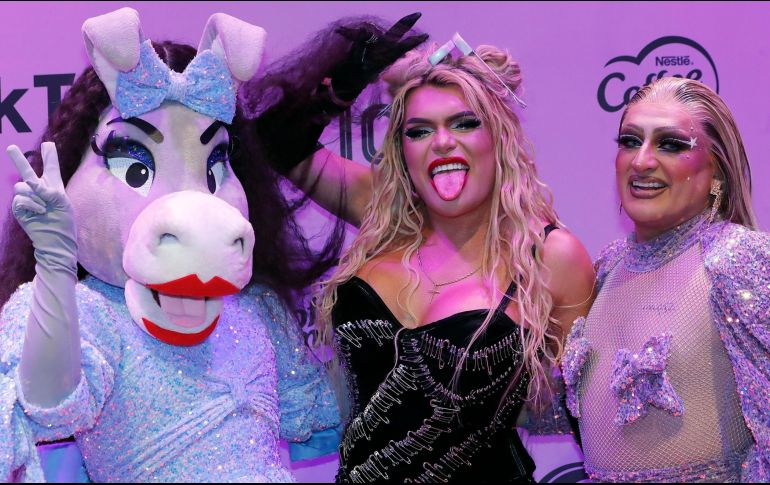 Wendy Guevara, Burrita y Turbulense llegaron juntas a la alfombra roja de los premios. EFE / Mario Guzmán