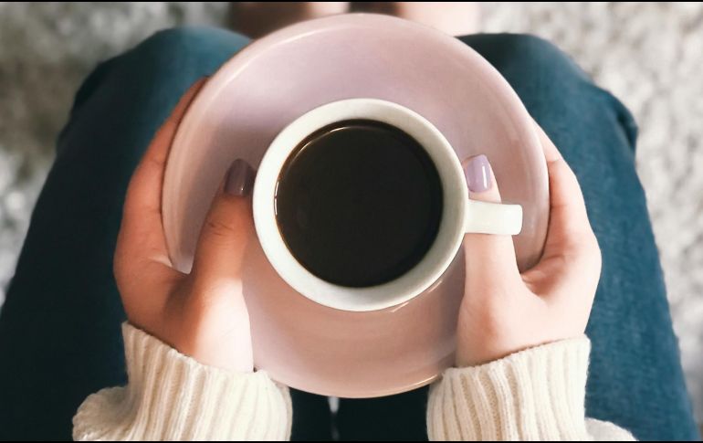 Muchas personas tienen como bebida favorita al café por su exquisito sabor y aroma. ESPECIAL / Foto de Brigitte Tohm en Unsplash