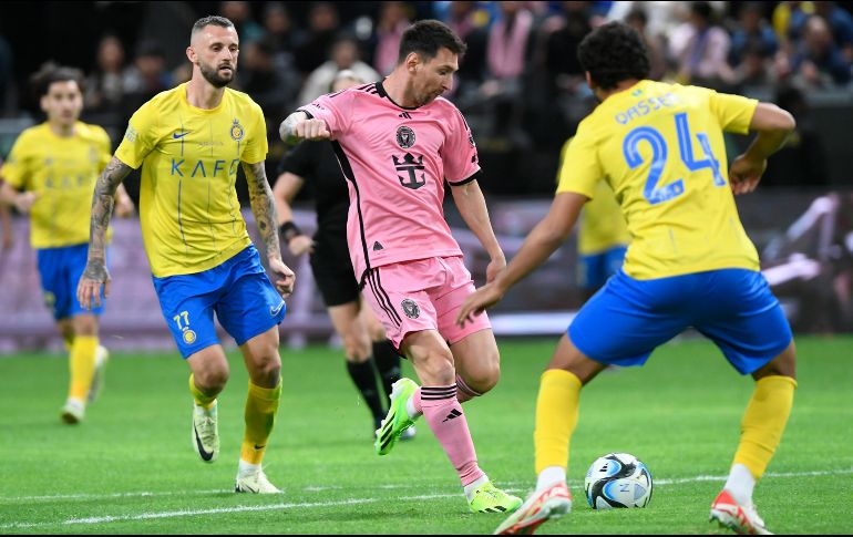 Los aficionados soñaban con ver un nuevo enfrentamiento entre Lionel Messi y Cristiano Ronaldo. EFE.
