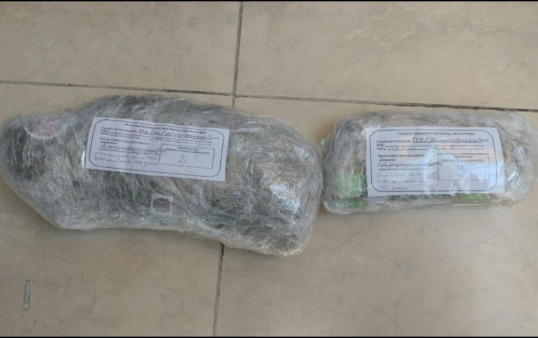 Los militares hallaron una bolsa de tela camuflada y una motocicleta abandonada, 19 envoltorios con aproximadamente 194 gramos de cannabis sativa (marihuana) y 294 envoltorios con aproximadamente 91 gramos de metanfetamina (crystal) CORTESÍA / FGR