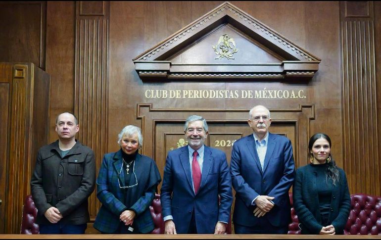 Juan Ramón de la Fuente (centro) en el Club de Periodistas de México. ESPECIAL