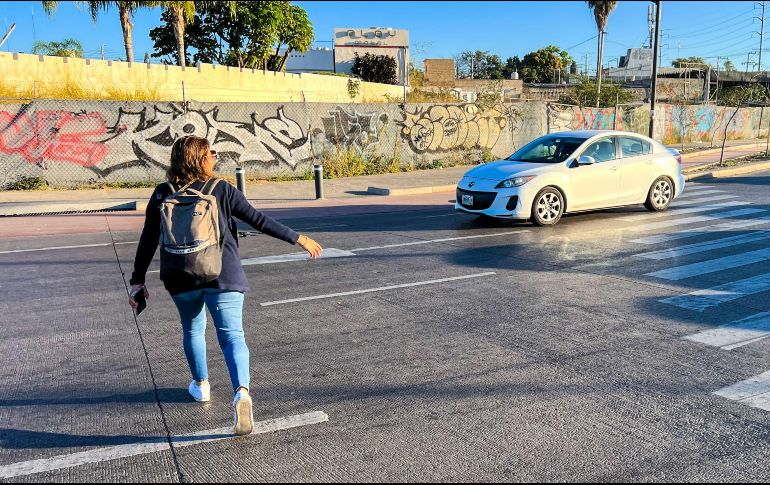 En diversos puntos del Periférico, como en el cruce con Avenida Alcalde, las personas se arriesgan a ser atropelladas. EL INFORMADOR/A. Navarro