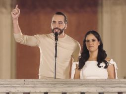 El presidente al lado de su esposa celebrando que fue reelegido por el pueblo salvadoreño. EFE