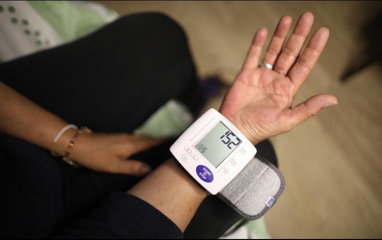Las personas que tienen la tensión arterial muy alta (de 180/120 o más) pueden presentar estos síntomas. EFE / ARCHIVO