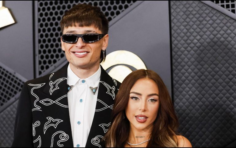 Peso Pluma asistió a la entrega de los Grammys acompañado de su novia, Nicki Nicole. EFE / CAROLINE BREHMAN