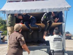 De acuerdo con el informe del INM, a simple vista, las camionetas parecía que transportaban solo rejillas de plástico y huacales. ESPECIAL / INM