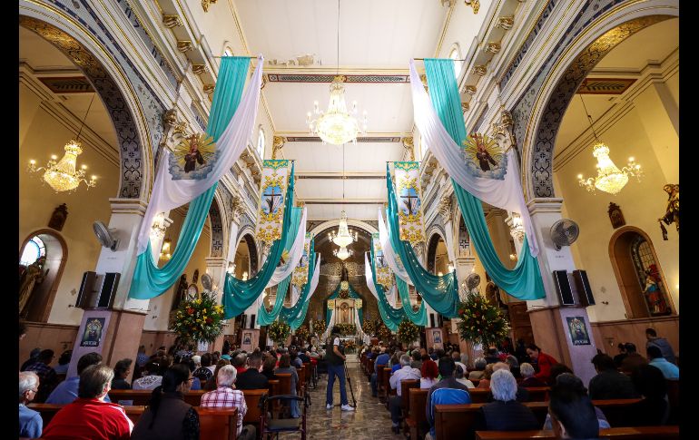 La misa fue ofrecida para todos los joyeros de la ciudad, sus familias y los hijos ausentes, la cual fue transmitida en vivo por María Visión y oficiada ante un templo abarrotado de creyentes. EL INFORMADOR / H. Figueroa