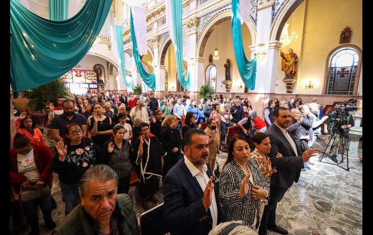 La misa fue ofrecida para todos los joyeros de la ciudad, sus familias y los hijos ausentes, la cual fue transmitida en vivo por María Visión y oficiada ante un templo abarrotado de creyentes. EL INFORMADOR / H. Figueroa