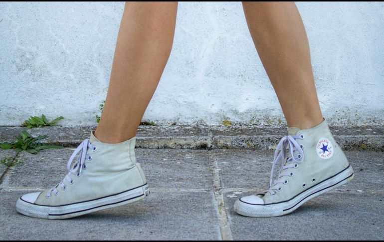 Por lo general, los calambres ocurren en nuestras piernas, pero también pueden marcar presencia en los pies, las manos y el abdomen. ESPECIAL / Foto de Apostolos Vamvouras en Unsplash