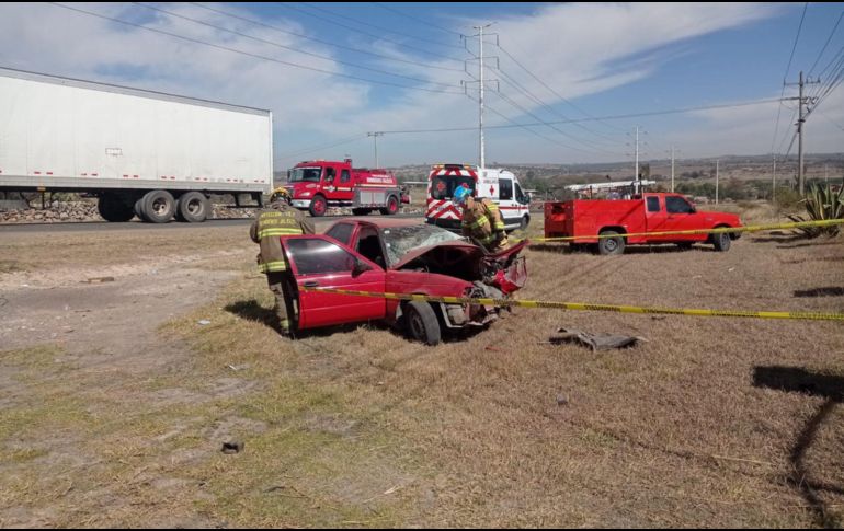 Elementos de Protección Civil del Municipio y del Estado acudieron al sitio para atender el accidente. ESPECIAL / PROTECCIÓN CIVIL JALISCO