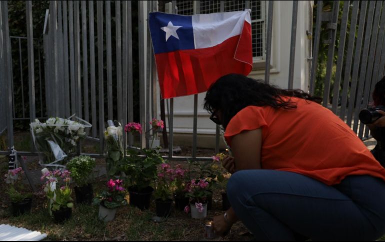 Chilenos lamentan la muerte del expresidente Sebastián Piñera. EFE / A. Díaz