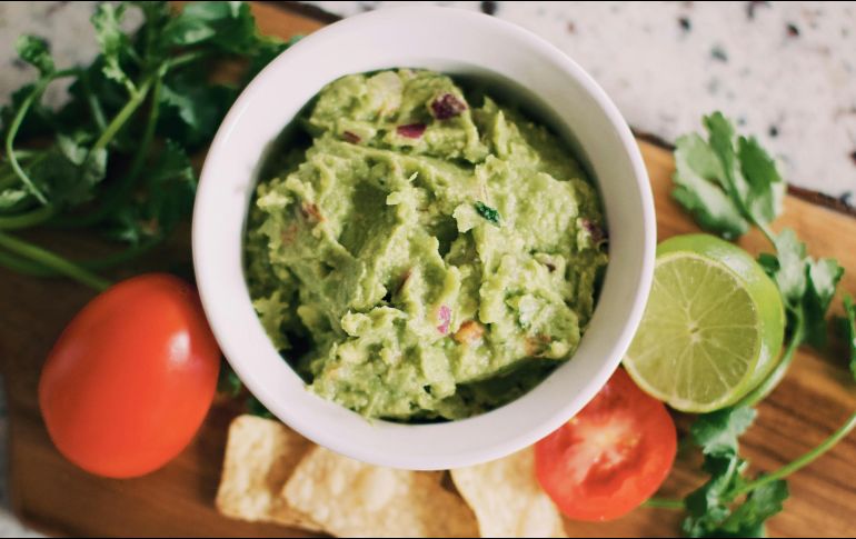 El guacamole puede disfrutarse con totopos o sobre cualquier tostada. ESPECIAL / Foto de Tessa Rampersad en Unsplash