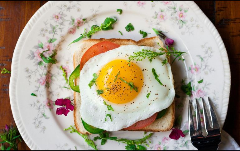 Una fuente de proteínas y grasas saludables, el huevo se puede preparar de diferentes maneras, ya sean revueltos, cocidos o en omelet con verduras. ESPECIAL / Foto de Joseph Gonzalez en Unsplash