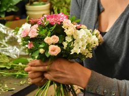 Regalar rosas rojas suele ser un clásico, pero ¿sabes qué significan? UNSPLASH / Waldemar