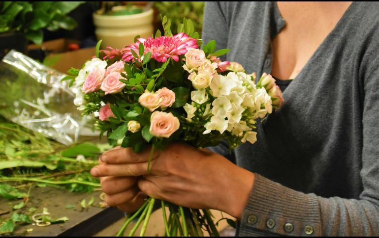 Regalar rosas rojas suele ser un clásico, pero ¿sabes qué significan? UNSPLASH / Waldemar