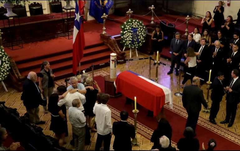 Los restos del ex presidente están siendo velados con todos los honores nacionales. EFE/ A. Díaz