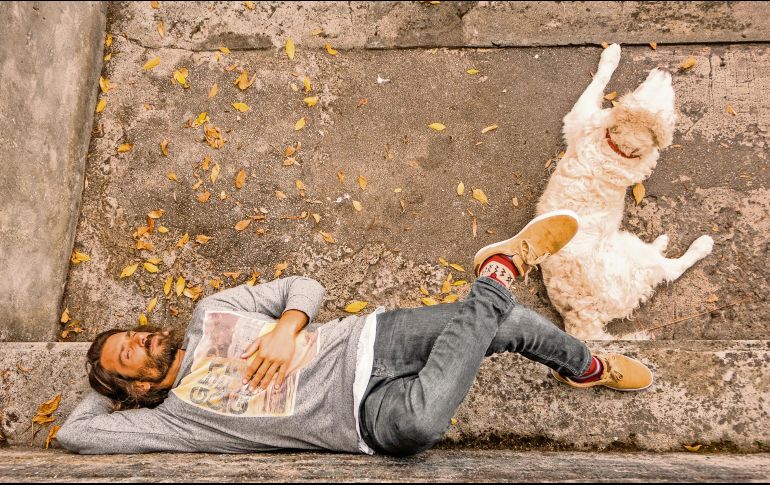 Román Mosteiro, con su mejor amigo Golfo. CORTESÍA