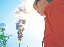 Privilegios del sindicato y deudas merman a Pemex