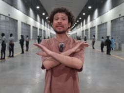 Luisito Comunica está siendo criticado en redes por los comentarios en su nuevo video en el que se describe la megacarcel de El Salvador. ESPECIAL / YouTube Luisito Comunica