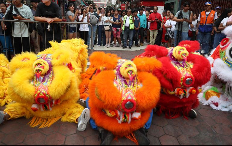 Desfile con motivo del Año del Dragón en el barrio Chino de Lima, Perú. EFE/P.Aguilar