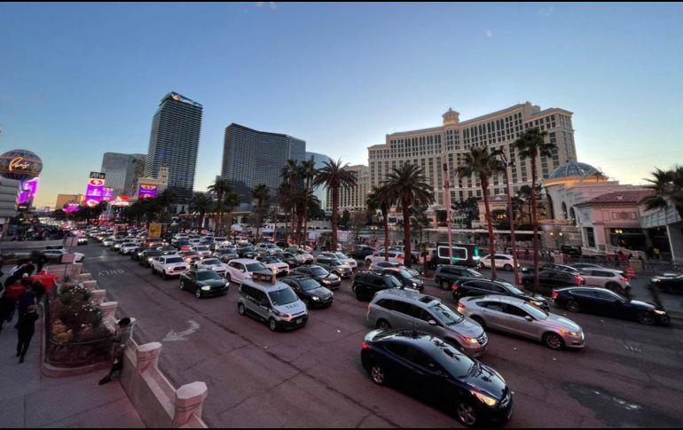 La calle más emblemática de la ciudad del pecado se convirtió en un verdadero estacionamiento gracias a las fuertes medidas de seguridad y viales. EL INFORMADOR.