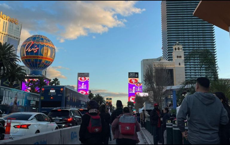 La calle más emblemática de la ciudad del pecado se convirtió en un verdadero estacionamiento gracias a las fuertes medidas de seguridad y viales. EL INFORMADOR.