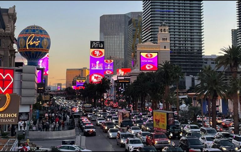 La calle más emblemática de la ciudad del pecado se convirtió en un verdadero estacionamiento gracias a las fuertes medidas de seguridad y viales. EL INFORMADOR.