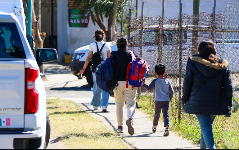 Ayer regresaron a casa vecinos de Tololotlán y Puente Grande. EL INFORMADOR/A. Navarro