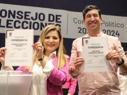 Claudia Delgadillo y Pedro Kumamoto muestran sus constancias como candidatos de la alianza. TWITTTER/ClaudDelgadillo