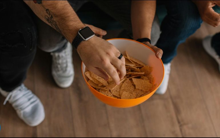 El Super Bowl que se realiza este domingo convocará a muchos a verlo, habrá bares llenos y muchas reuniones en casas. Unsplash.