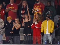 Taylor, vestida de negro, con coleta y labios rojos, se convirtió en el foco de atención previo al inicio del partido. EFE / C. Brehman