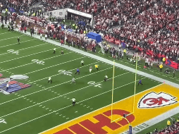 El hombre entró desde la esquina de la zona donde de anotación de los Chiefs y recorrió hasta el lado contrario del terreno de juego. ESPECIAL.