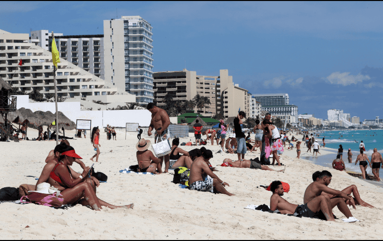 México fue el sexto país más visitado en el mundo en 2022, un fenómeno que se atribuye, en parte, a las medidas sanitarias flexibles en las zonas turísticas del país durante la pandemia de COVID-19. EFE / A. Cupul