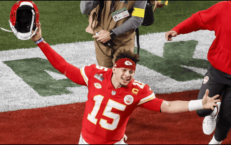 PATRICK MAHOMES. Con su tercer anillo de Super Bowl en 5 años, el flamante quarterback recibió el MVP de la noche también por tercera ocasión. EFE / C. Brehman