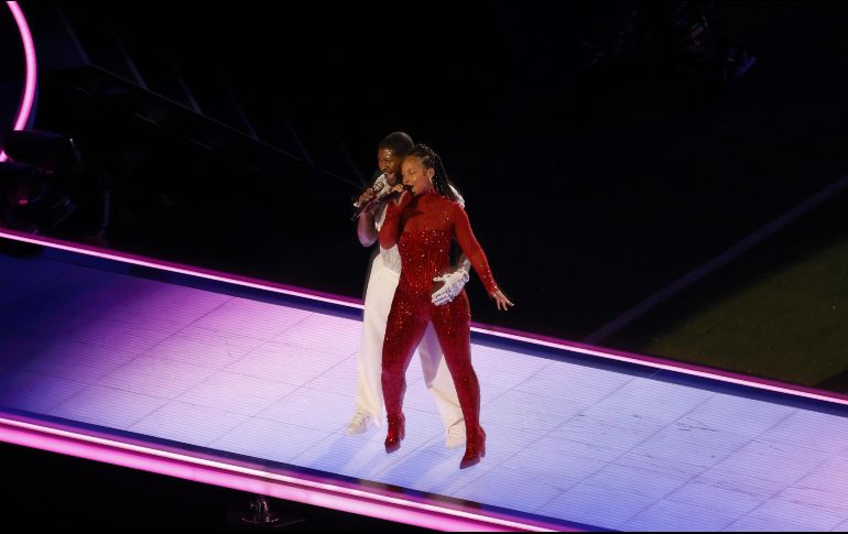 El momento sucedió durante el performance de la canción “My boo” cuando el cantante rodeo con sus brazos a la neoyorquina y realizó movimientos provocativos. EFE/ C. Brihman