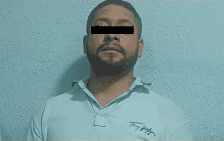 El hombre de aproximadamente 27 años que aparece en los videos de la cámara de seguridad del bar fue aprendido por policías estatales cuando transitaban por las calles. ESPECIAL.