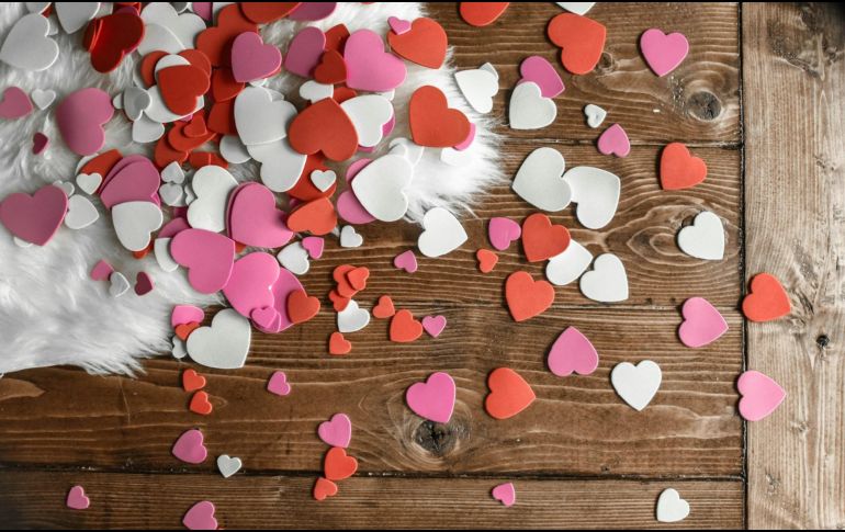 Las flores, chocolates, globos y cartas son los protagonistas principales para recordarle a esa persona especial cuánto se le quiere en el día de San Valentín. Unsplash.
