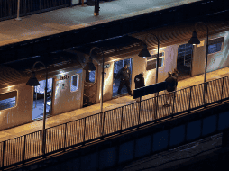 Agentes de la policía de Nueva York revisan la estación de metro Mount Eden. AP